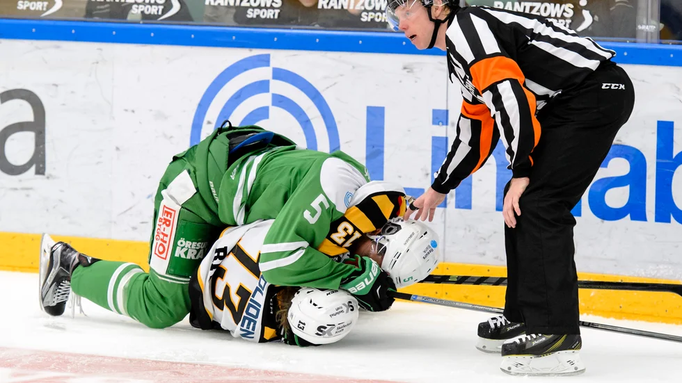 TOG FYSISKA KAMPEN. Mattias Riotla känner både Almen och Alen Bibic sedan tiden i Leksand. Här är han i kamp med Alen – ett riktigt kramkalas. Foto: Anders Bjurö.