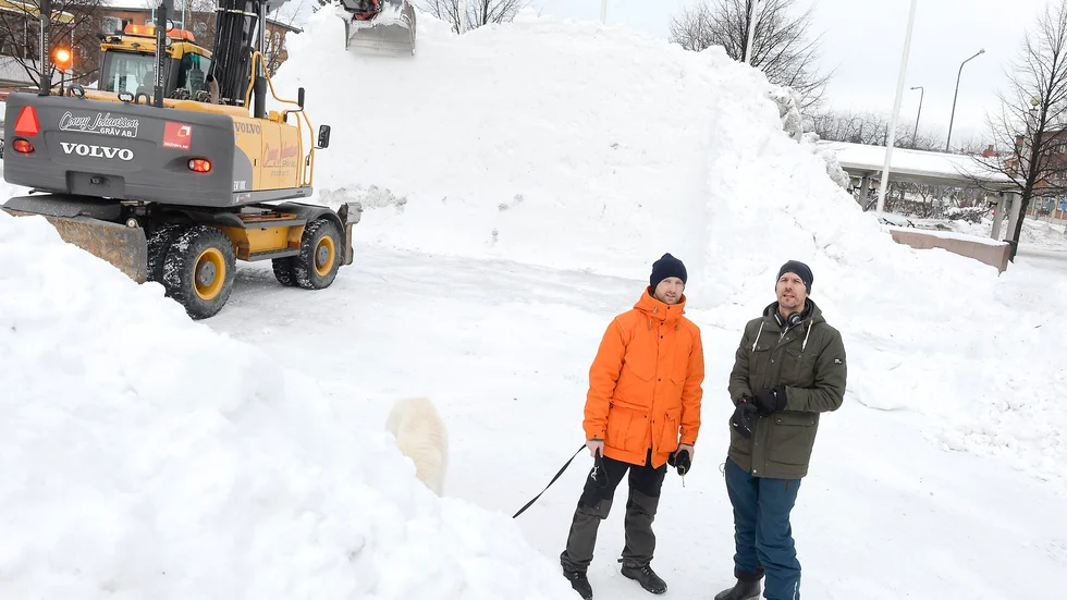Arrangörerna Johan Granstrand och Mattias Sjöstedt är med under byggnationerna av bioduken och sittbänkarna. Och det är en hel del snö som körts till torget. Foto: Jeanette Lövgren.