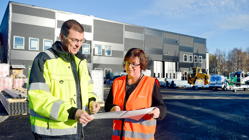 Huset i bakgrunden är den nya bygghall där elever nu flyttat in. Arkivbilden togs under byggtiden och med då var Tommy Westerlund och Kristina Stålhös på Skellefteå kommun. Foto: Leif Andersson.