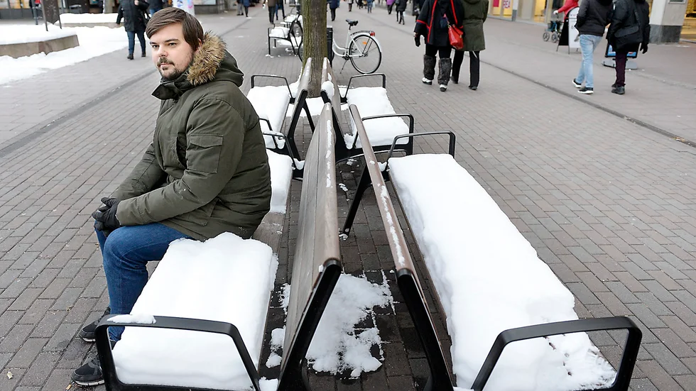 Utfryst? Nej då, trots att han Oscar Boström är ganska ensam med sin kärlek för Karlskrona HK i Skellefteå, så tas han emot väl. Foto: Ulf Johansson.