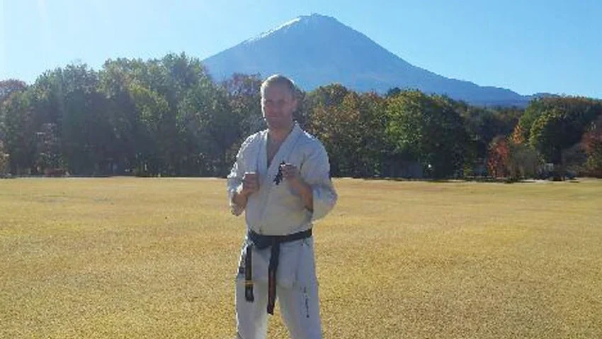 Graderade. Mikael Nordström med det fantastiska japanska berget Fuji bakgrunden. Foto: Privat.