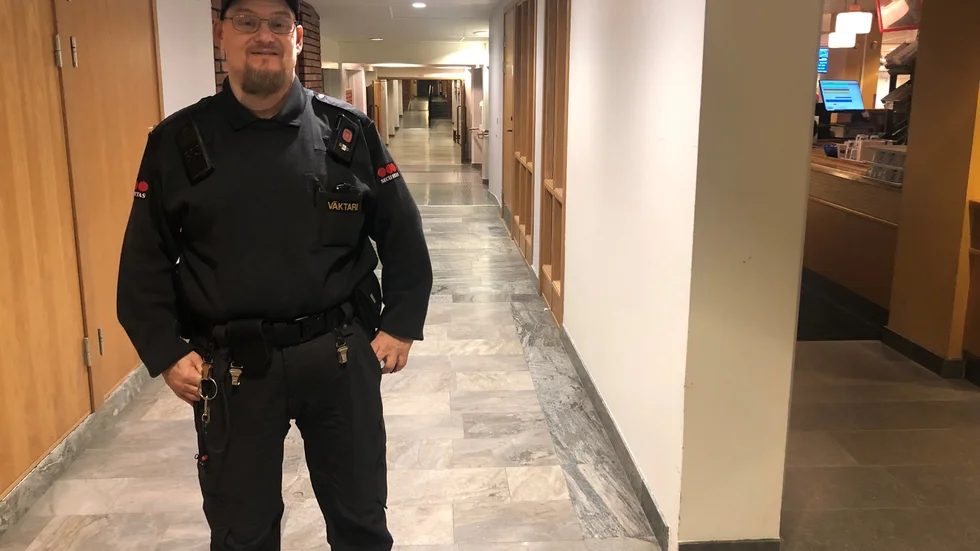 Daniel Eriksson är en av de väktare som hyrts in för att skapa lugn och minska skadegörelsen. Batongen har han lämnat hemma. "Ska man arbeta i skolan anser jag att den inte behövs", säger han.
