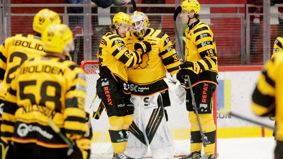 Strauss Mann, mitten, gratuleras av Jonathan Pudas och Filip Roos efter segern mot Timrå.