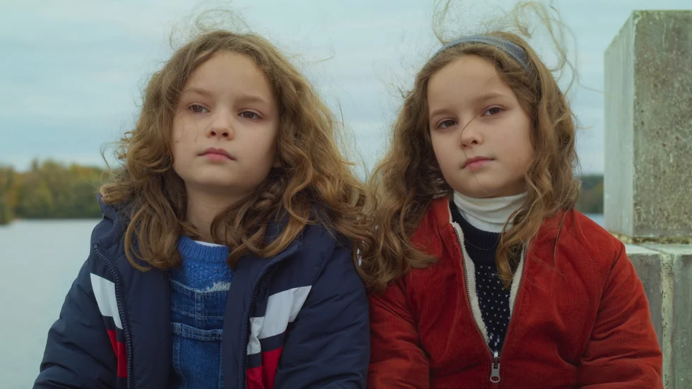 Nelly går ut i skogen och träffar där en flicka som heter precis som hennes mamma i den hyllade regissören Céline Sciammas nya film.