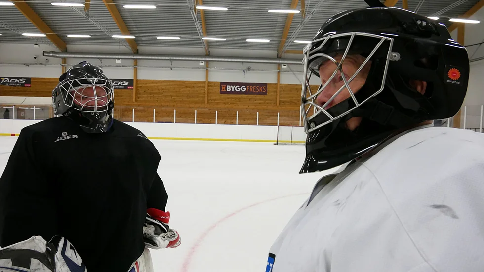 Matti Björkbacka får lite coachning av sonen Willy i ishallen i Norsjö. Inför äventyret i Finland väntar även två träningsläger med lagkamraterna i det svenska laget.