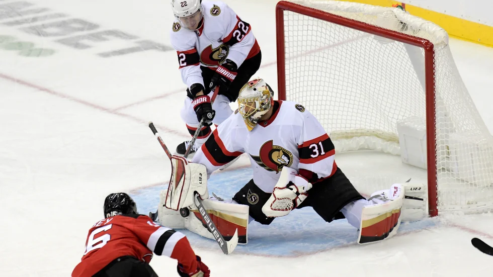 Anton Forsberg i Ottawa-målet stoppar ett skott i matchen mot New Jersey.