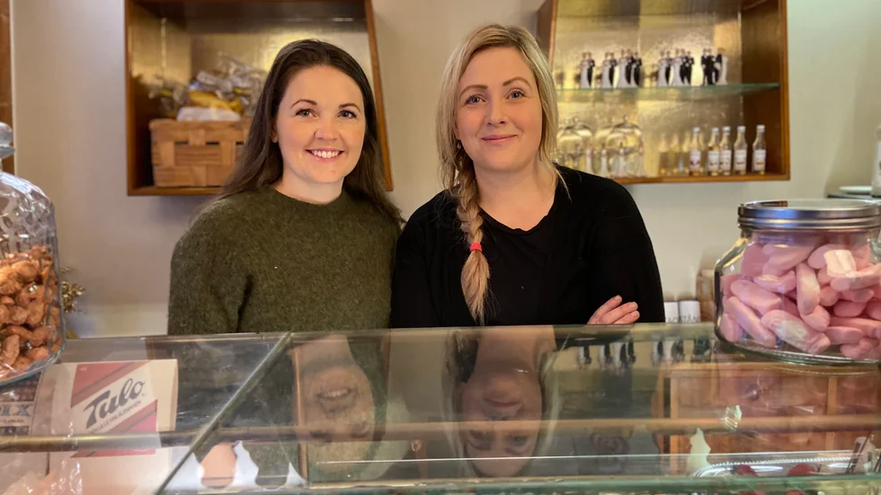 Natalie Jonson och Emelie Pettersson kommer använda kända byggnader i Nyköping för julskyltningen på fiket. Nästa år kan det bli en av klockstaplarna som formges i marsipan, avslöjar de.
