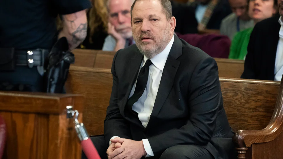 Ifjol utkom Emma Clines kortroman "Harvey", berättad ur den sexualbrottsanklagade titelkaraktärens perspektiv. Underförstått rör det sig om Harvey Weinstein, filmproducenten som i februari 2020 dömdes till 23 års fängelse efter en serie uppmärksammade vittnesmål under metoo-rörelsen.