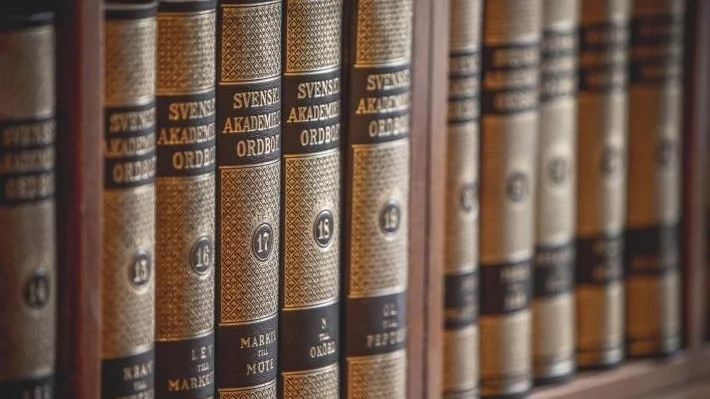 Svenska Akademiens ordbok (ej att förväxla med ordlistan SAOL) beskriver svenskt skriftspråk bokstav för bokstav.