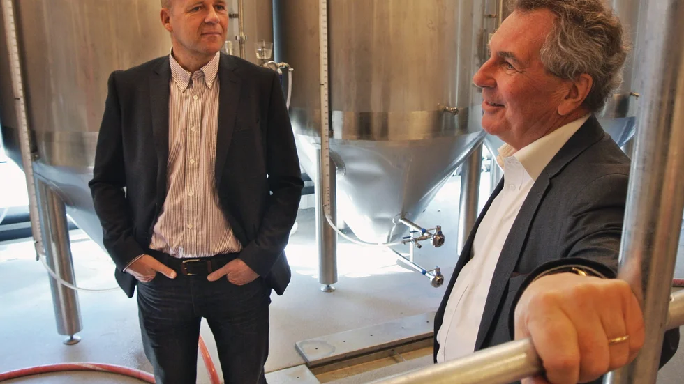 Bryggverket. Jens Spendrup tar en titt på bryggverket med Petter Mikaelsson, vd Kallholmens maltbryggeri. Foto: Susanne Lindberg.