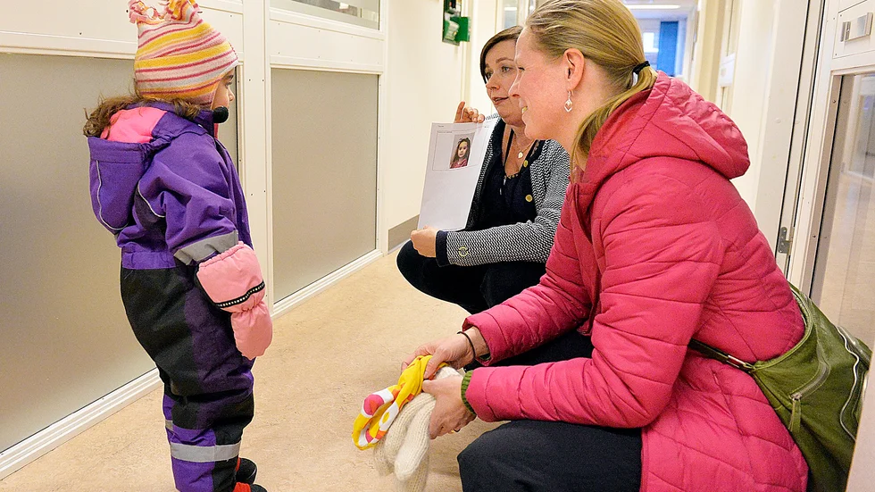 Maria Gevokyan Med fostermamma Lisa och Maria Forsman, Migrationsverket. Foto: Annika Eriksson.