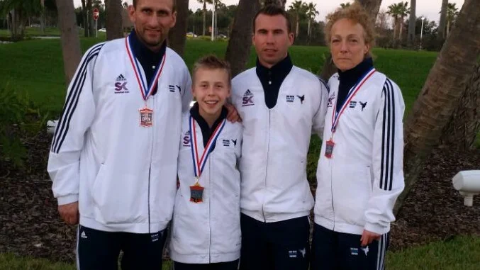 Framgångsrikt gäng. Per-Erik Hedlund, Frederik Emil Olsen, coachen Niklas Andersson och Eva Hedlund. Foto: Privat