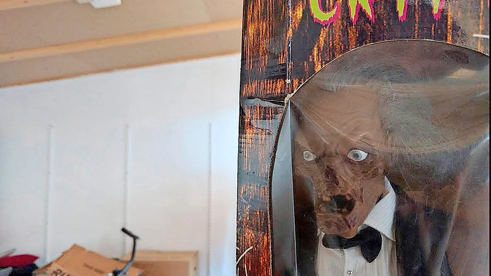 The Crypt Keeper har förvisats bland lådor och annat bråte.