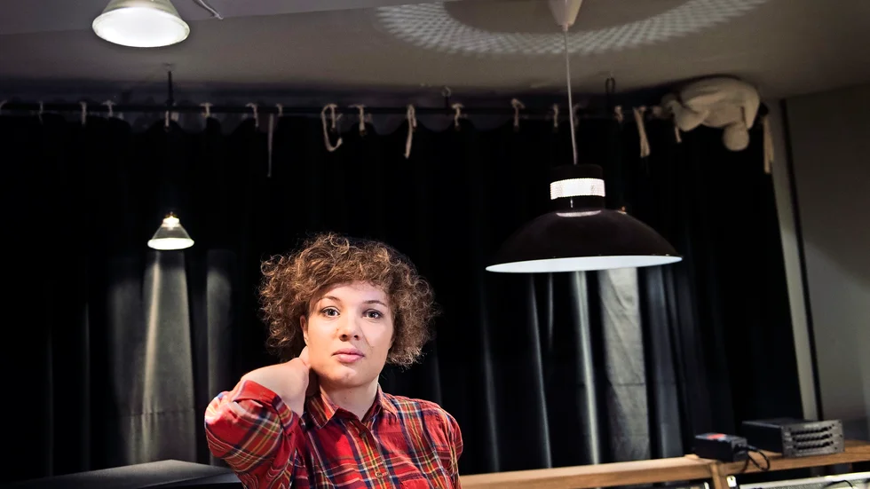 Gästar Skellefteå. Amanda Bergman och hennes band blir först med att spela på flotten i Skellefteälven – en av fyra spelningar som sker under juli månad. "Vi ställer gärna upp som försökskaniner", säger hon och skrattar. Foto: Erik Nylander/TT.