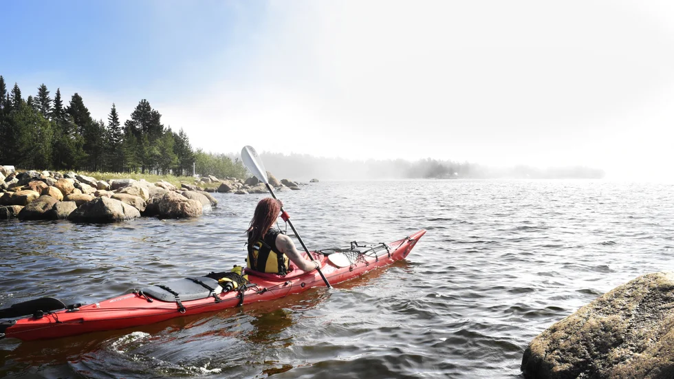 Lång paddling. Inledningsvis paddlar Ida upp till Haparanda i sin havskajak. En första etapp hon hoppas vara klar med kommande måndag. Foto: Anders Lundqvist.