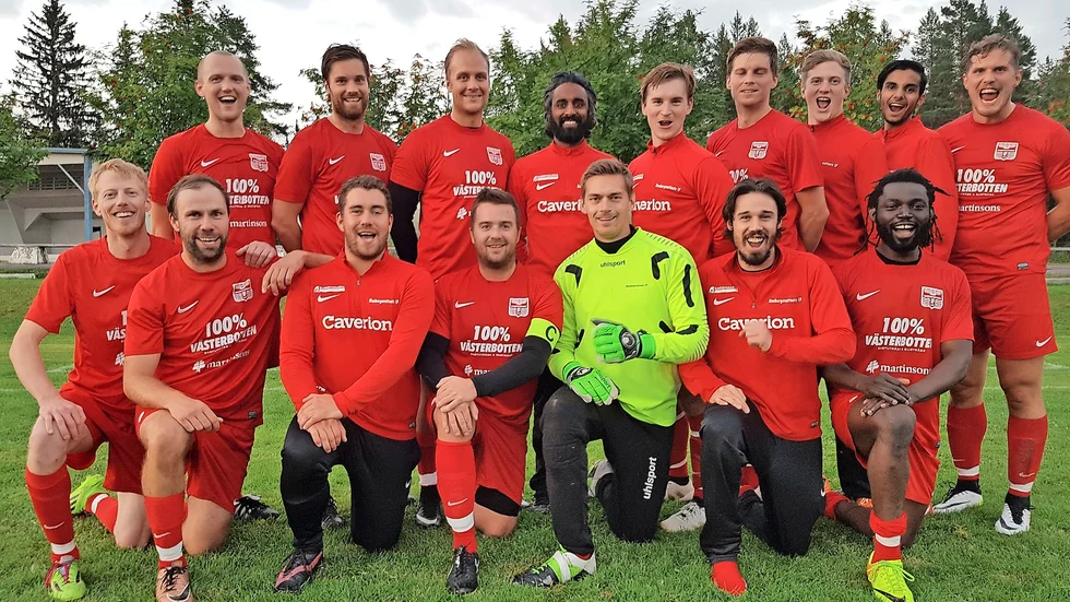 Seriesegrare. Renbergsvattnets IF. Bakre raden från vänster: Stefan Ferm, Anton Ågren, Samuel Burström, Coach Olle Berggren, Finn Sjöström, Matte Tjärnström, Jesper Karlsson, Yaser Jawad och Joakim Granström. Knästående från vänster: Clas Starkenberg, Daniel Lind, Niklas Olofsson, Kapten Simon Pettersson, Kim Öström, Zackarias Larsson och Best Mbemba Saknas på bild: Adam Hertz, Edwin Widman, Jens Ågren, Jonas Eklund, Björn Kvist, Thomas Andersson och Frej Sjöström