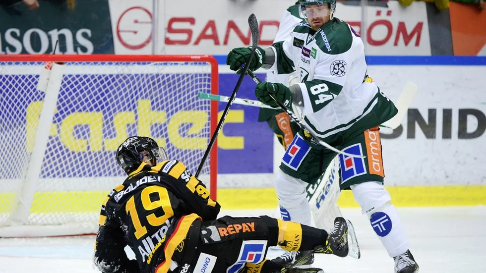 Stark. Tomas Skogs har fått Andrew Calof på fall. Foto: ROBERT GRANSTRÖM / TT NYHETSBYR.