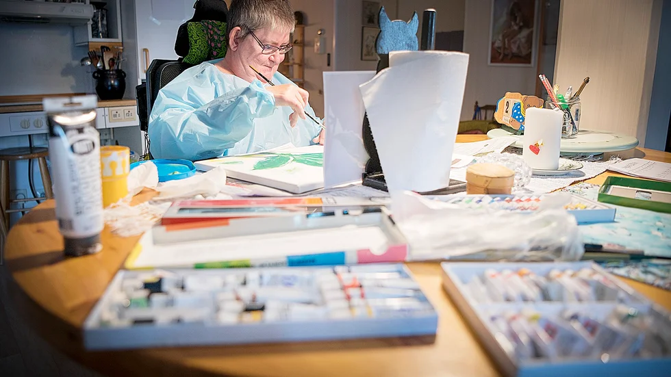 Bilderna. Trots att Gunni Gustafsson, 64 år, har svårt att styra sina armar har hon målat i hela sitt liv. Foto: Lars Eriksson.