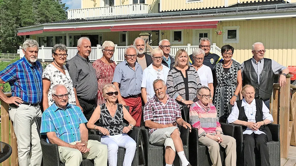 Kusinträff Fr v Åke Pettersson, Berith Ekevad, Ingemar Pettersson, Kerstin Johansson, Bengt Lundgren, Lorne Petersen, Ulla-Maj Grönlund, Jan-Ivan Pettersson, Karen Sienkiewich, Minette Jonsson, Christer Pettersson, Inga-Britt Lindmark och Lennart Öhlund. Sittande Lennart Pettersson, Anna-Märta Nordlund, Sture Drängsmark, Almi Burman och Ebba Karlsson