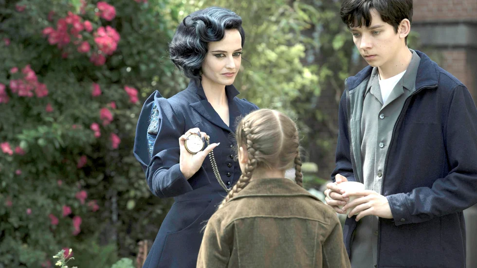 Träffas till slut. Eva Green och Asa Butterfield i ”Miss Peregrines hem för besynnerliga barn”. Foto: Photo Credit: Jay Maidment.
