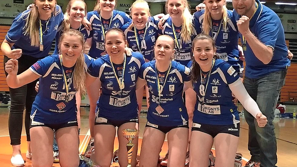 Guldgäng. Övre raden från vänster: Coach, Jonna Nilsson, Linn Fransson, Moa Karlsson, Emmy Andersson, Lowisa Nilsson, Matilda Fransdon, Coach: Tomas Bergqvist. Nedre rad från vänster: Wilma Hansson, Sofia Andersson, Emilia Johansson och Maja Stenman.