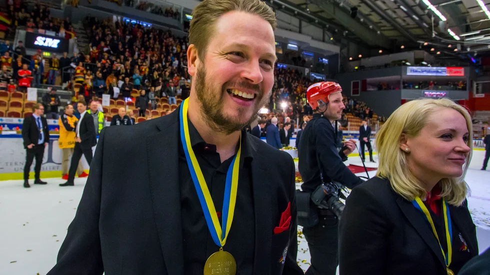 Fredrik Glader, tränare för A-laget, är tydlig med att poängtera att vilket lag Luleå än ställer upp med i damettan har att göra med yttre omständigheter, som om SDHL-laget spelar, skador, sjukdomar och landslagsuppehåll. "Ingen vill förlora matcher med 27–0", säger han.