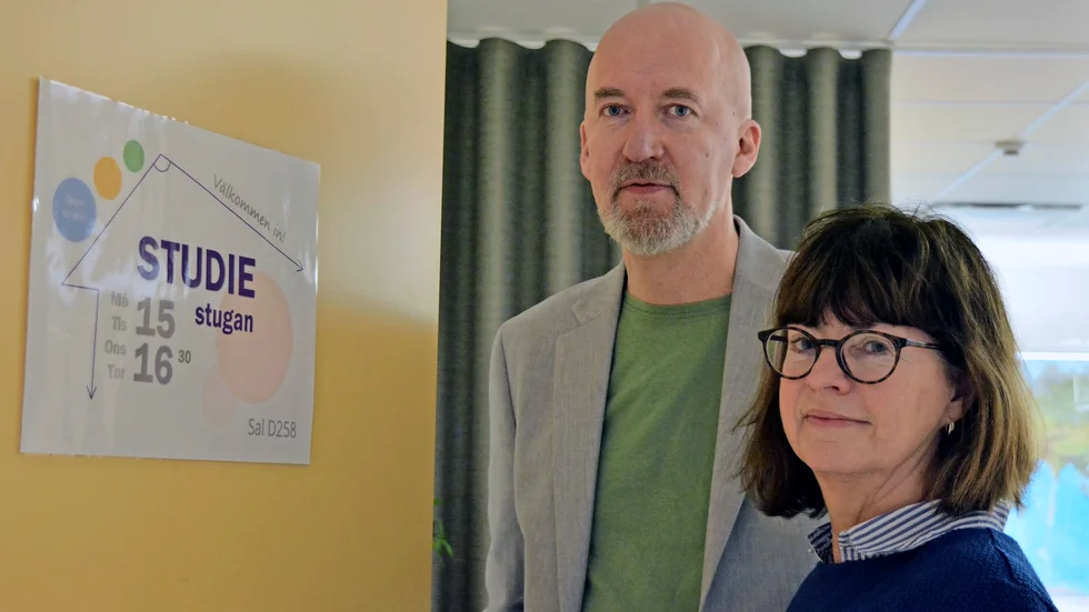 Ulf Marklund och Kerstin Stål i Studiestugan där elever kan få studiehjälp av skolans pedagoger. 