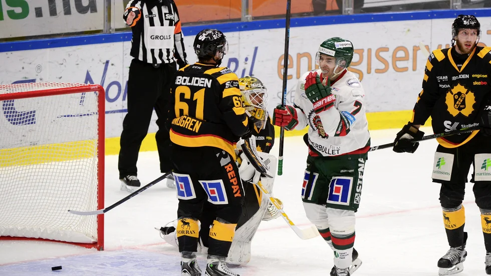 Både Fredrik Lindgren (till vänster) och Petter Granberg (till höger) saknades när AIK genomförde torsdagens värmning. Lindgren spelar ikväll, det gör inte Granberg. Han är skadad.