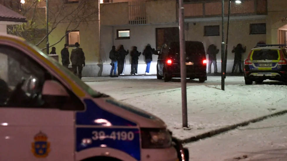 Polisen visiterar människor efter dödsskjutningen i Enskede i Stockholm.