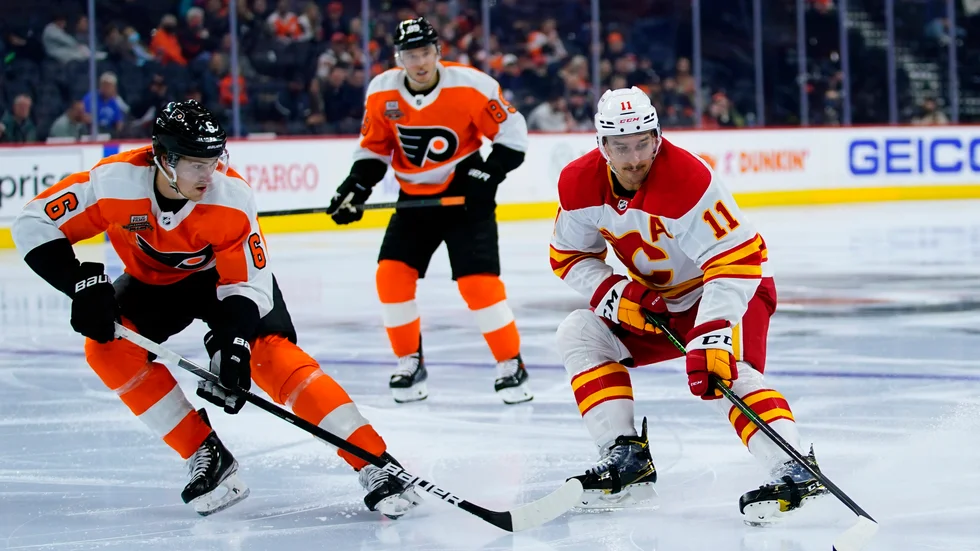 Mikael Backlund, höger, i bortamötet med Philadelphia i NHL.