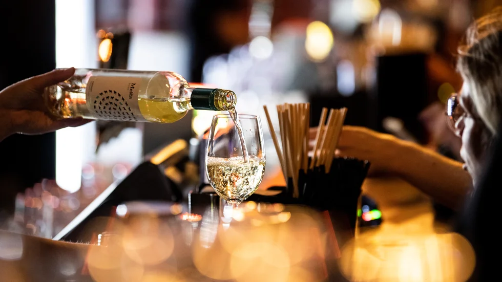 Går alkoholförsäljning i Pepparrotsbadet före verksamhet i träffpunkterna, undrar insändarskribenten.