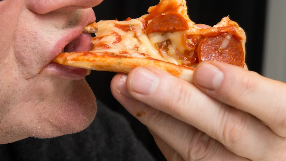 "Men den egentliga kostnaden för leveransen av den pizzan hamnar inte hos konsumenten. Utan hos matbudet."