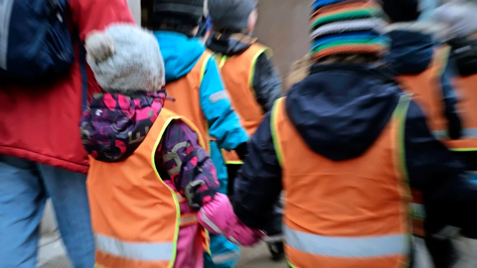 Förskolebarn på promenad.