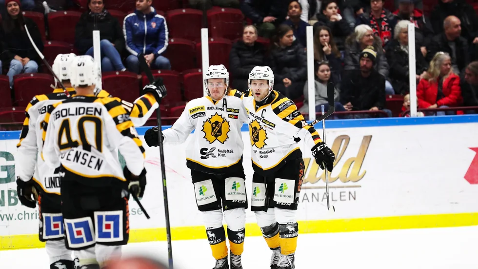 Jesper Jensen var tillbaka efter sin avstängning – här får han jubla efter att Oscar Möller avgjort matchen med sitt 2–0-mål i tom kasse.