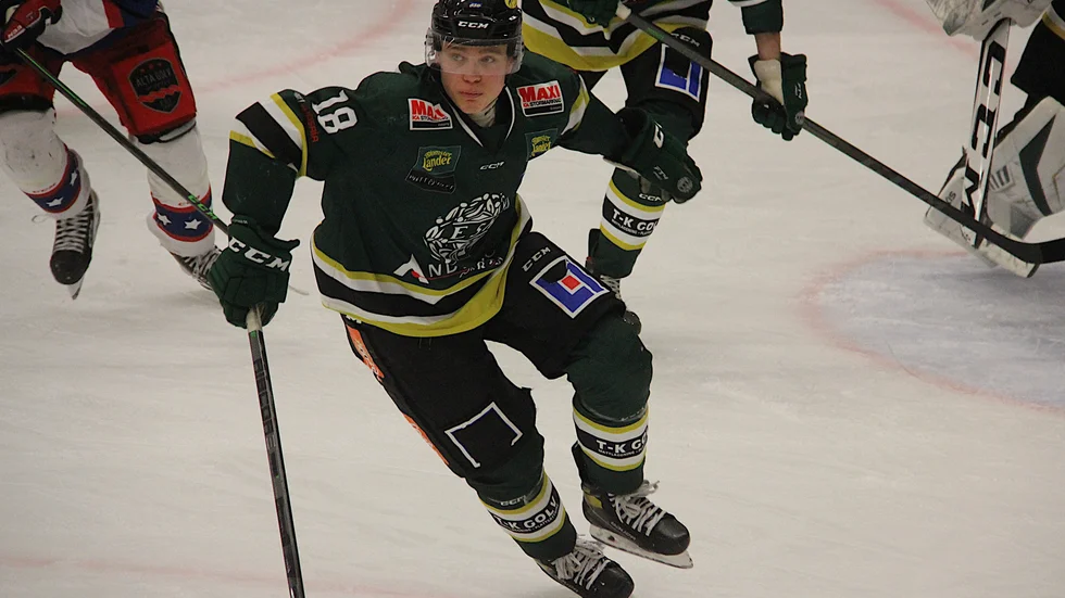 Edvin Wiklund har skrivit ett tvåårskontrakt med ESK Hockey och fortsätter därmed i moderklubben.