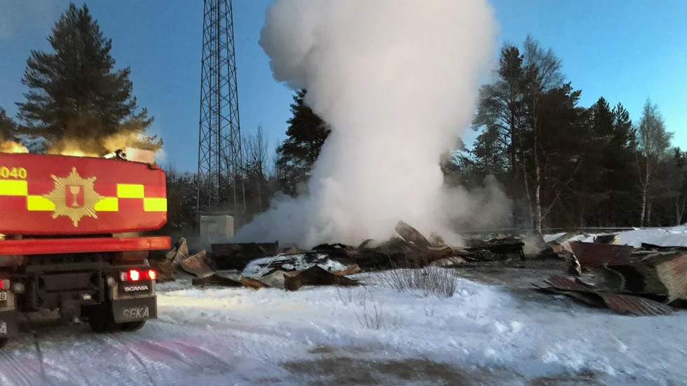 Av anrika dansstället Furulogen återstår nu bara en hög med bränd takplåt.