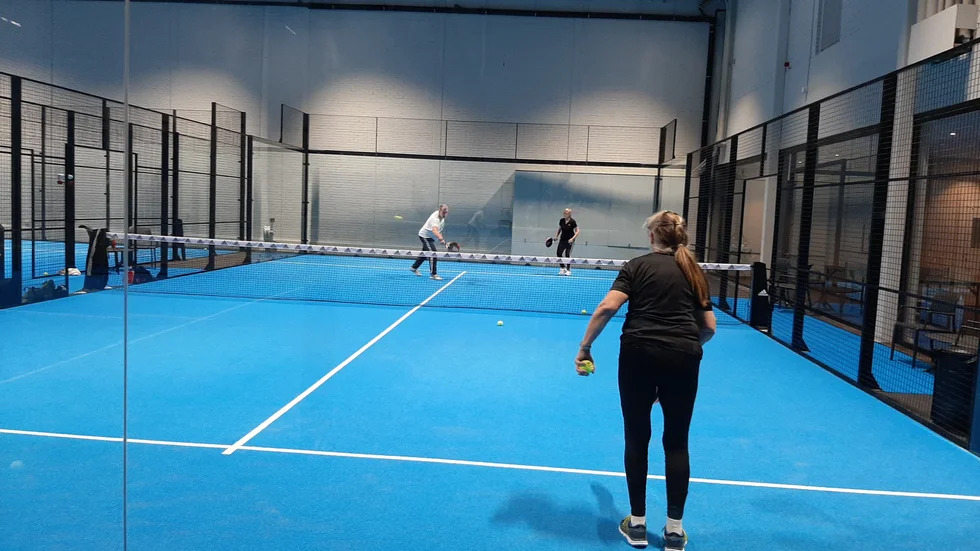 Padelseniorer gör saker tillsammans.