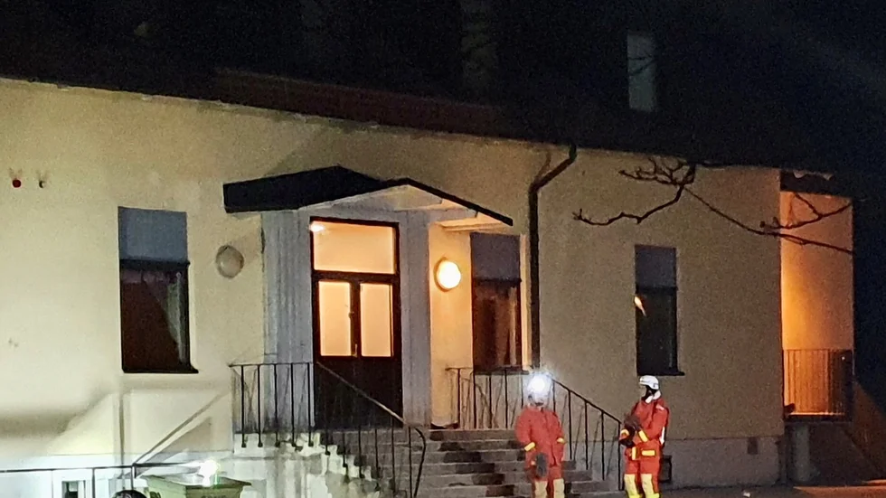 Vid 17.15 kom ett larm om en brand i Dalhems skola. Det var dock ingen brand utan det var röken från en pelletspanna i källaren som utlöste larmet.