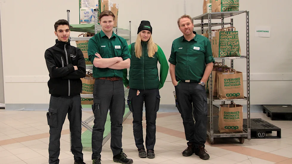 Stora Coop Boländerna satsar på e-handel och har startat en ny plockenhet. Här är medarbetaren Salah Toutanji, enhetschefen Rasmus Engqvist, försäljningsledaren Wilma Sundgren och butikschefen Anders Ohlsén. 