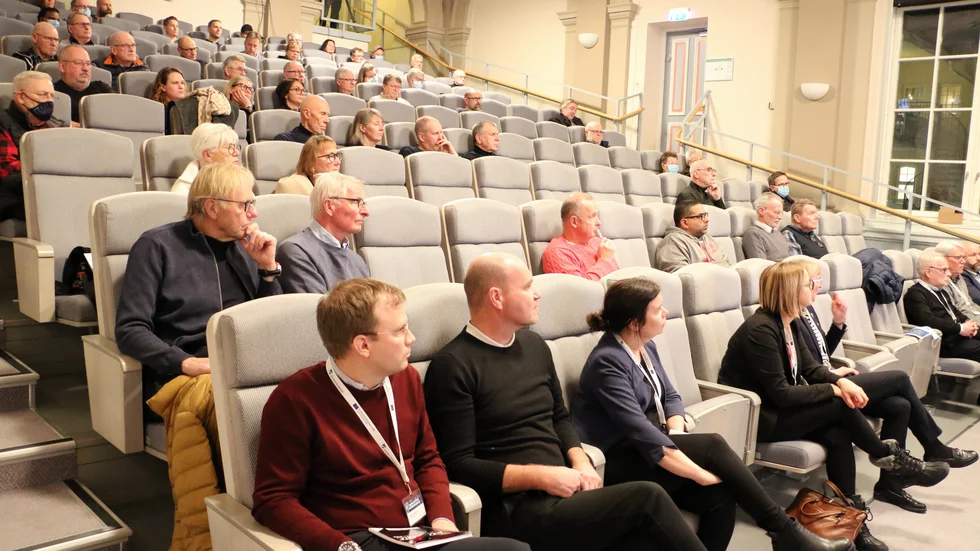 Ett 60-tal personer hade samlats på Furunäset för att få information om Norrbotniabanan och ställa frågor.