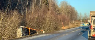 Bil på sidan i diket efter olycka – vägen avstängd: "Glashalt"