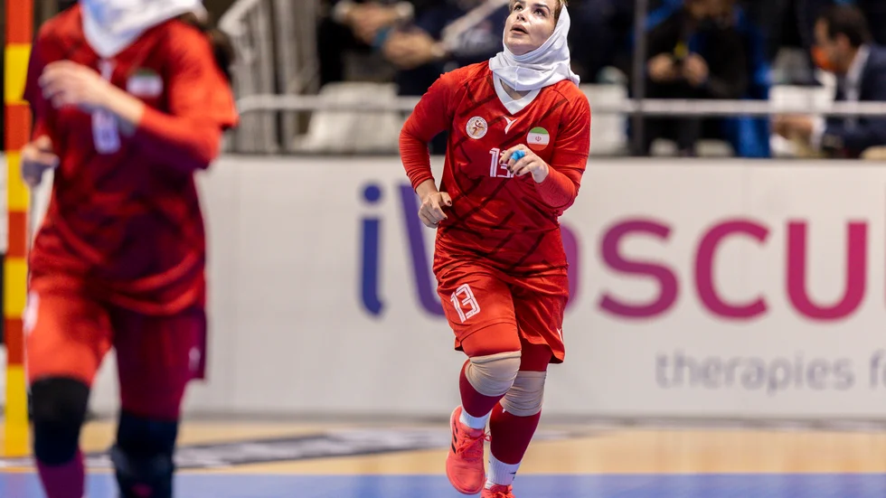 Irans Shaghayegh Bapiri i matchen mot Norge i handbolls-VM för knappt två veckor sedan.