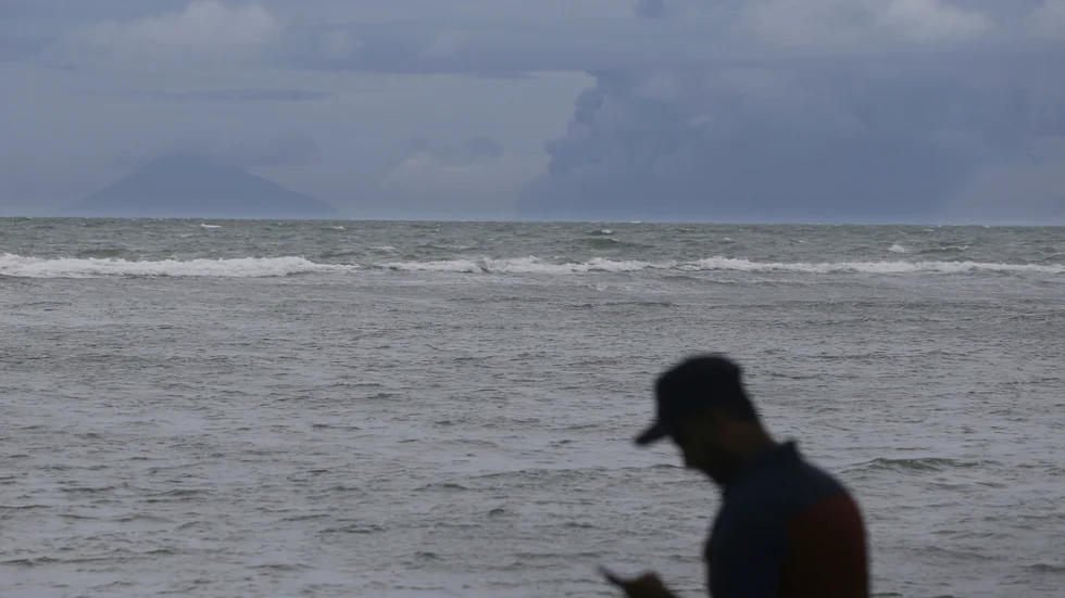 Man vid strand i Indonesien. Arkivbild.