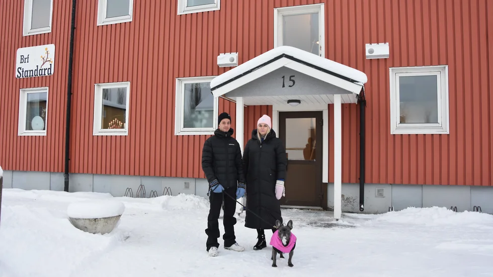 Frida Johansson har fått flytta tillbaka till sin lägenhet på Lundagårdsgatan efter att de brandskadade lägenheterna har renoverats. Hon och pojkvännen Robin Engström har för avsikt att flytta ihop. Här tillsammans med hunden Bulten.