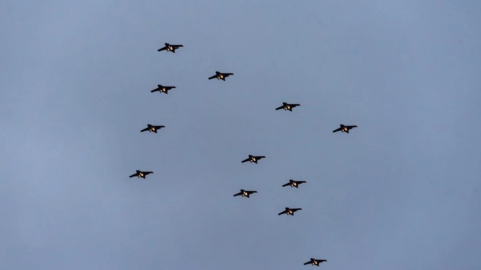 På måndagen skulle Försvarsmakten ha flugit över Nyköping och hälsat god jul, men det skjuts upp till tisdagen på grund av vädret. 