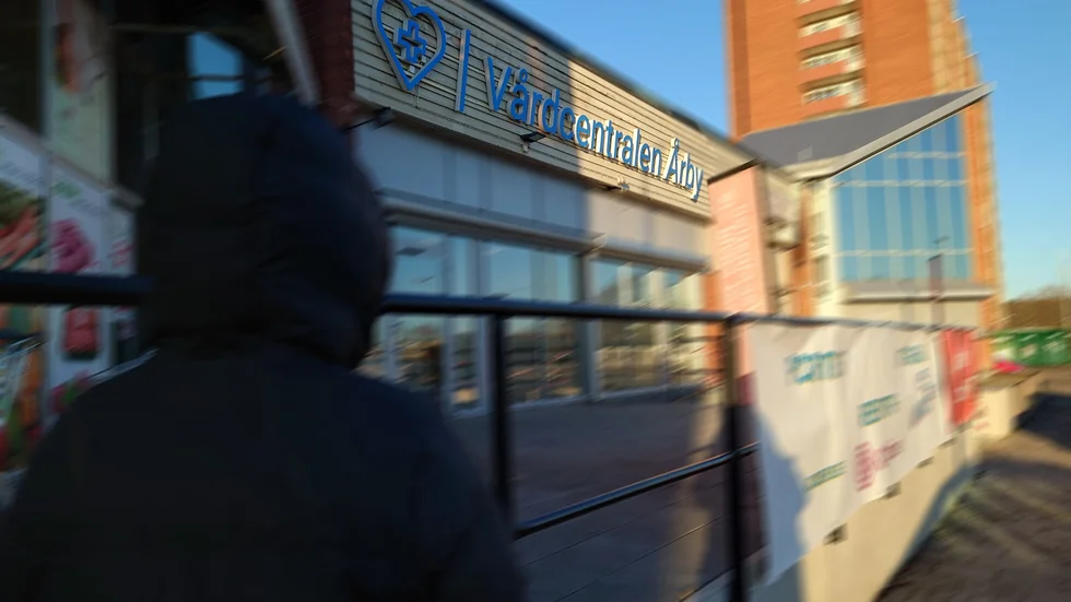 En kvinna var mitt uppe i en blodtrycksutredning på sin vanliga vårdcentral. Den försenades med veckor när det uppdagades att hon blivit listad på vårdcentralen Årby i samband med att hon vaccinerade sig. Bilden är arrangerad.