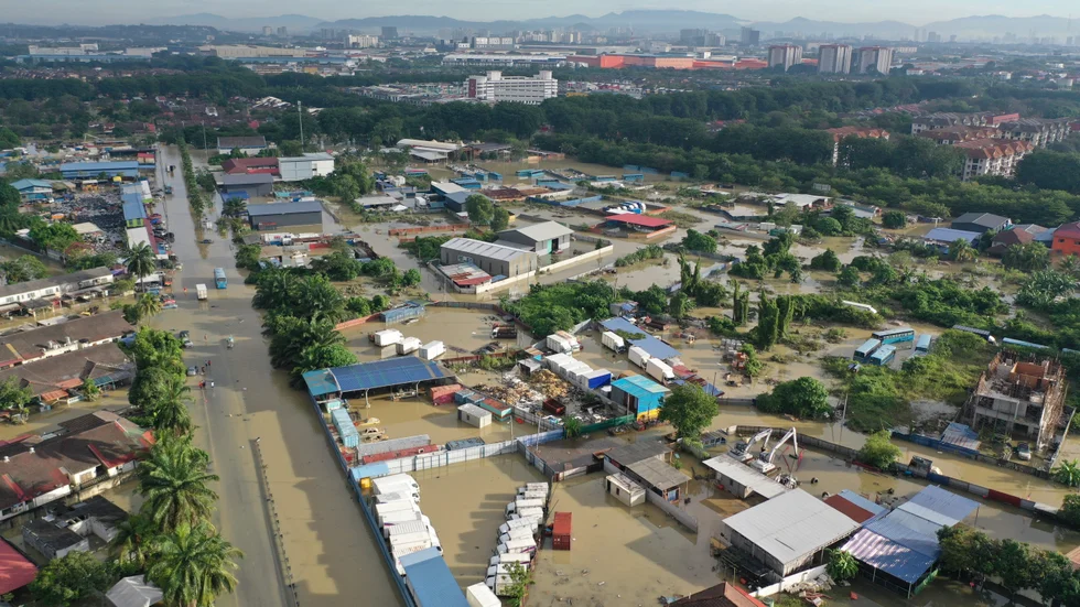 En översvämmat samhälle i utkanten av Kuala Lumpur under måndagen.
