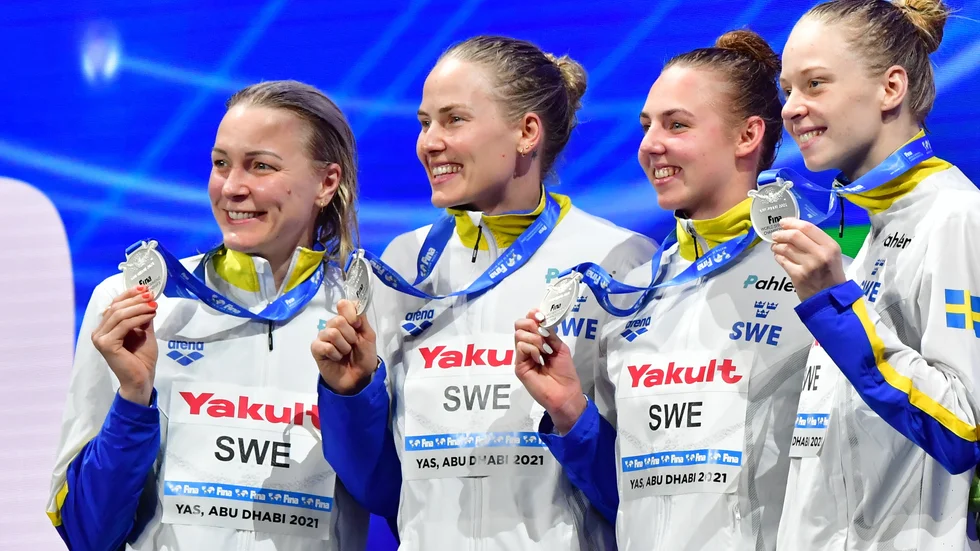 Sarah Sjöström, Michelle Coleman, Sara Junevik och Louise Hanssonj med silvermedaljen på 4x50 meter fritt.