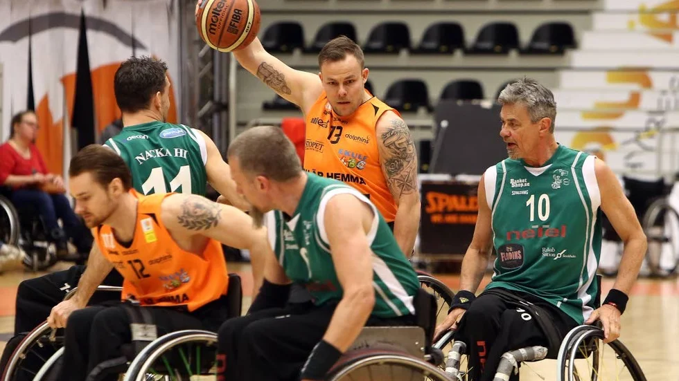 KLART FÖR SEMI. Dolphins och Lars Mortensen (med bollen) är programenligt klart för semifinal.
