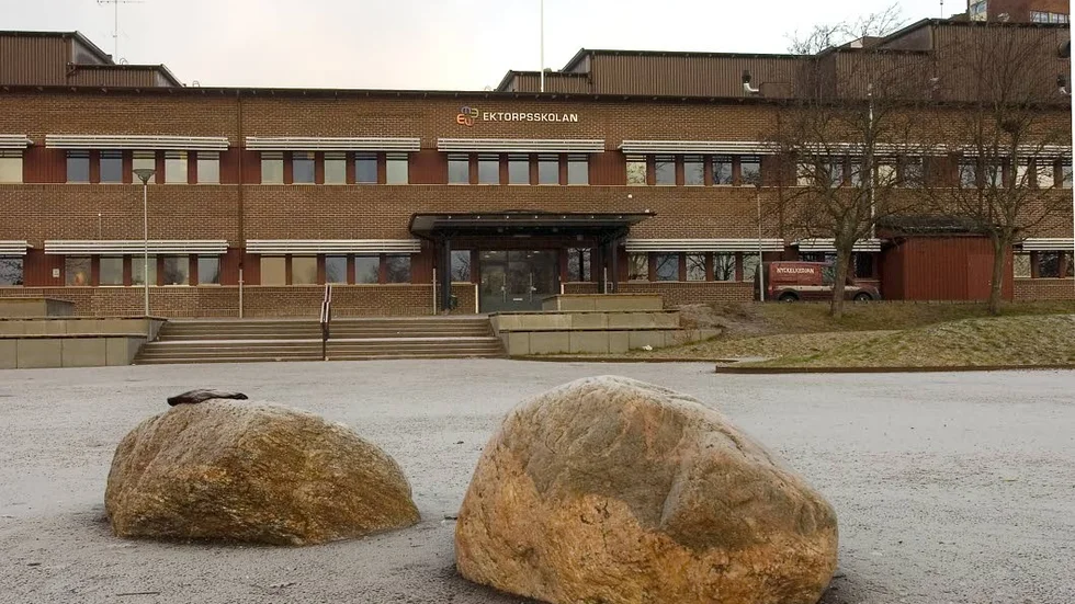 Sparkade lärare. Hovrätten sänker straffet för den då 15-åriga flickan.